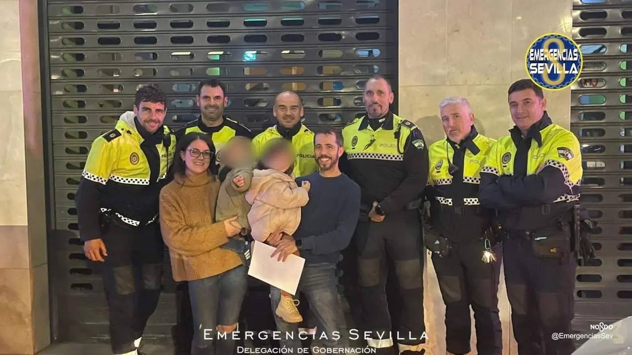 Agentes de la Polic&iacute;a Local con la familia de la menor a la que salvaron tras su r&aacute;pido traslado hospitalario. - EMERGENCIAS SEVILLA
