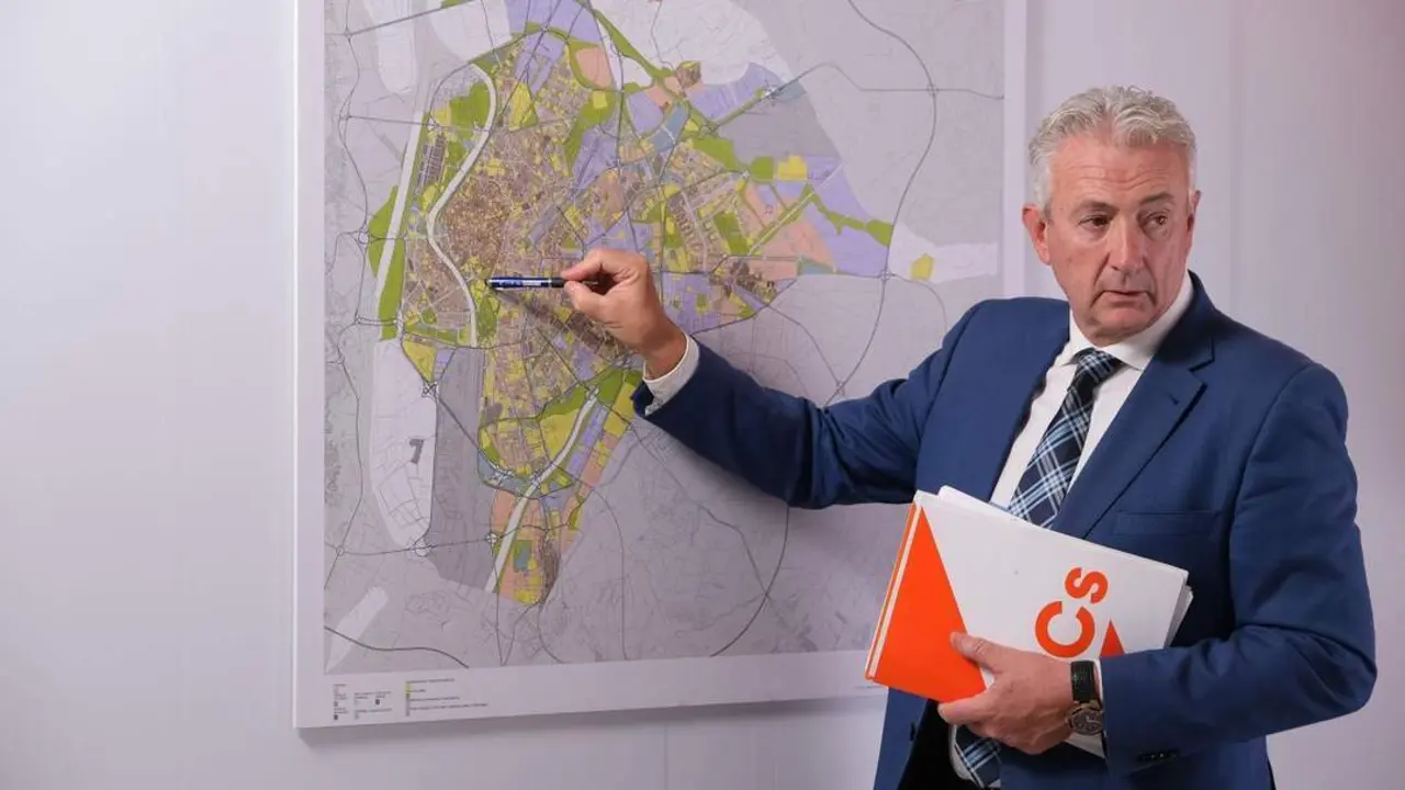 El portavoz de Cs en el Ayuntamiento, Miguel &Aacute;ngel Aumesquet, junto a un mapa de la ciudad. - CS