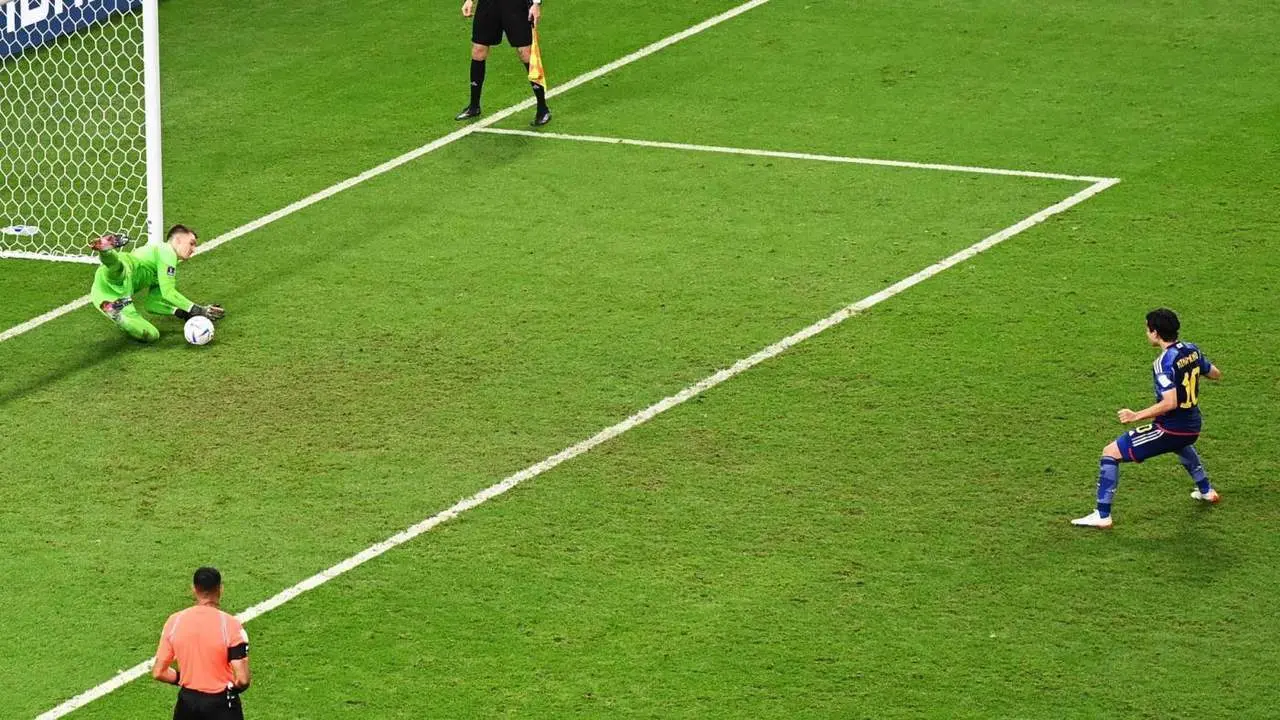 Livakovic par&oacute; tres penaltis a Jap&oacute;n. - EFE
