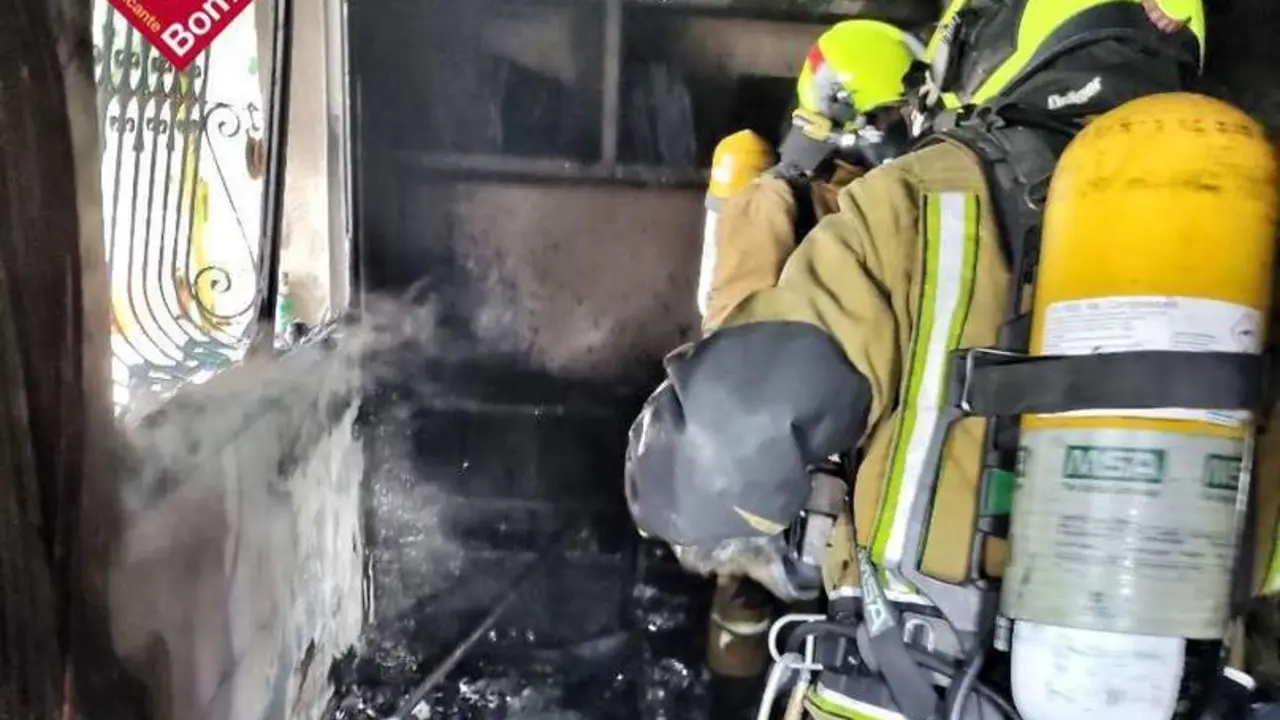 Vivienda incendiada. - Twitter @BomberosDipuALC