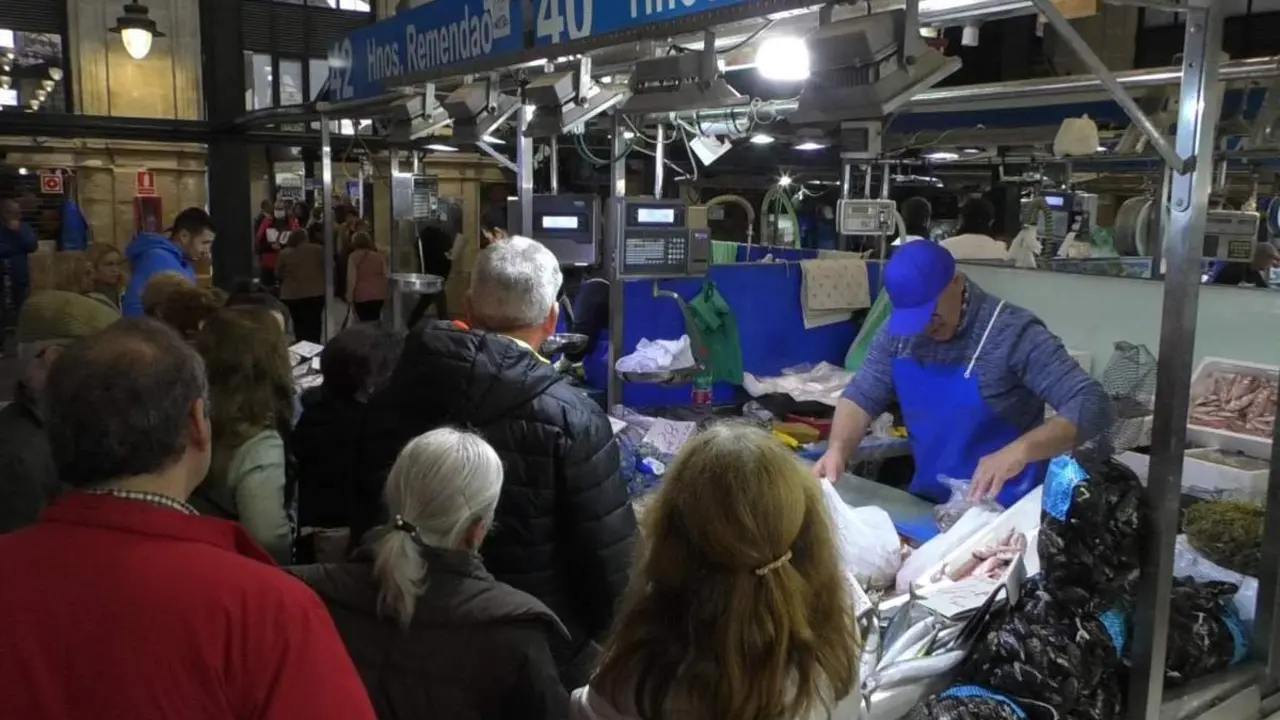 Muchas personas est&aacute;n adelantando sus compras para Nochebuena ante la incertidumbre por los precios. - Viva Jerez