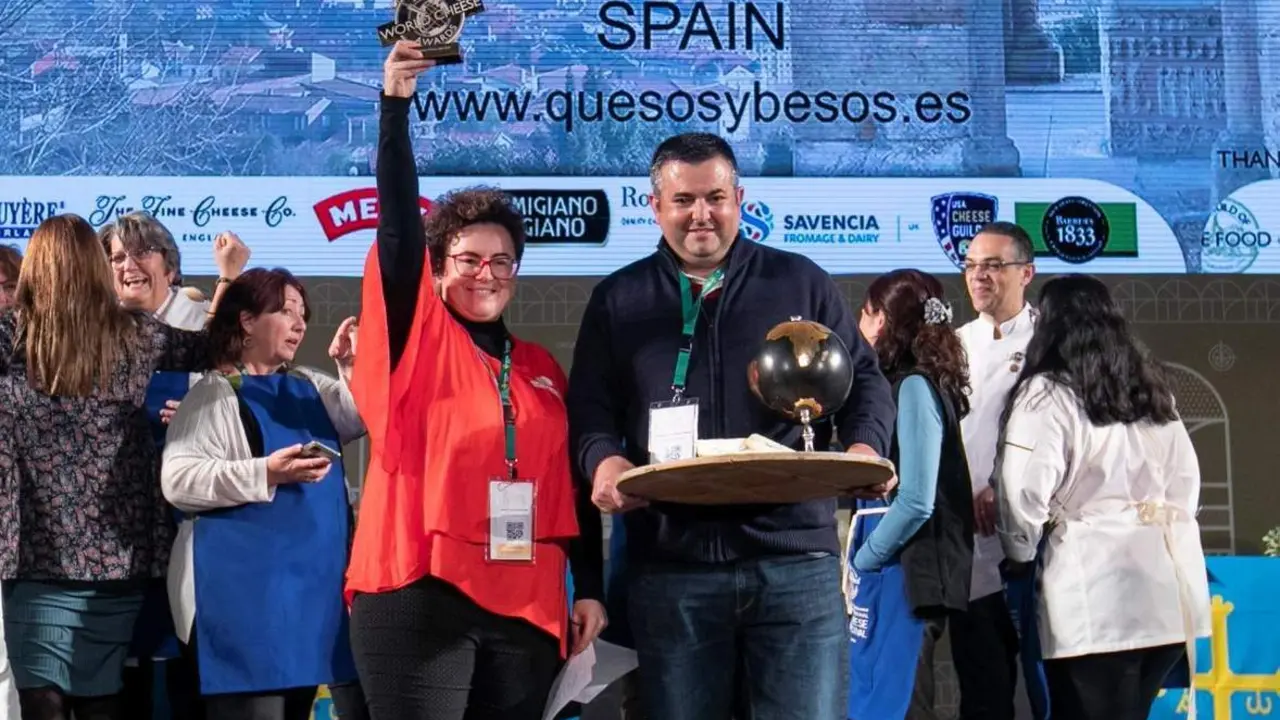 Empresarios de  Quesos y Besos, una de las empresas premiadas. - Viva Ja&eacute;n.