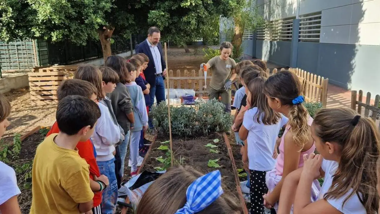 Juan Tom&aacute;s de Arag&oacute;n en una visita al distrito. - Ayto