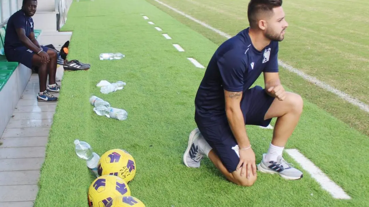 Los entrenadores Dani Ancela y al fondo Yaya - Ra&uacute;l J. Bustillos