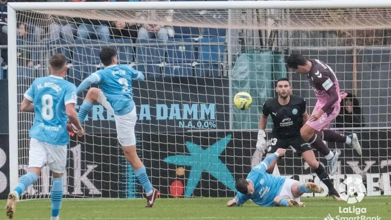 El gol de cabeza de Chavarr&iacute;a que no supuso la victoria. - LALIGA