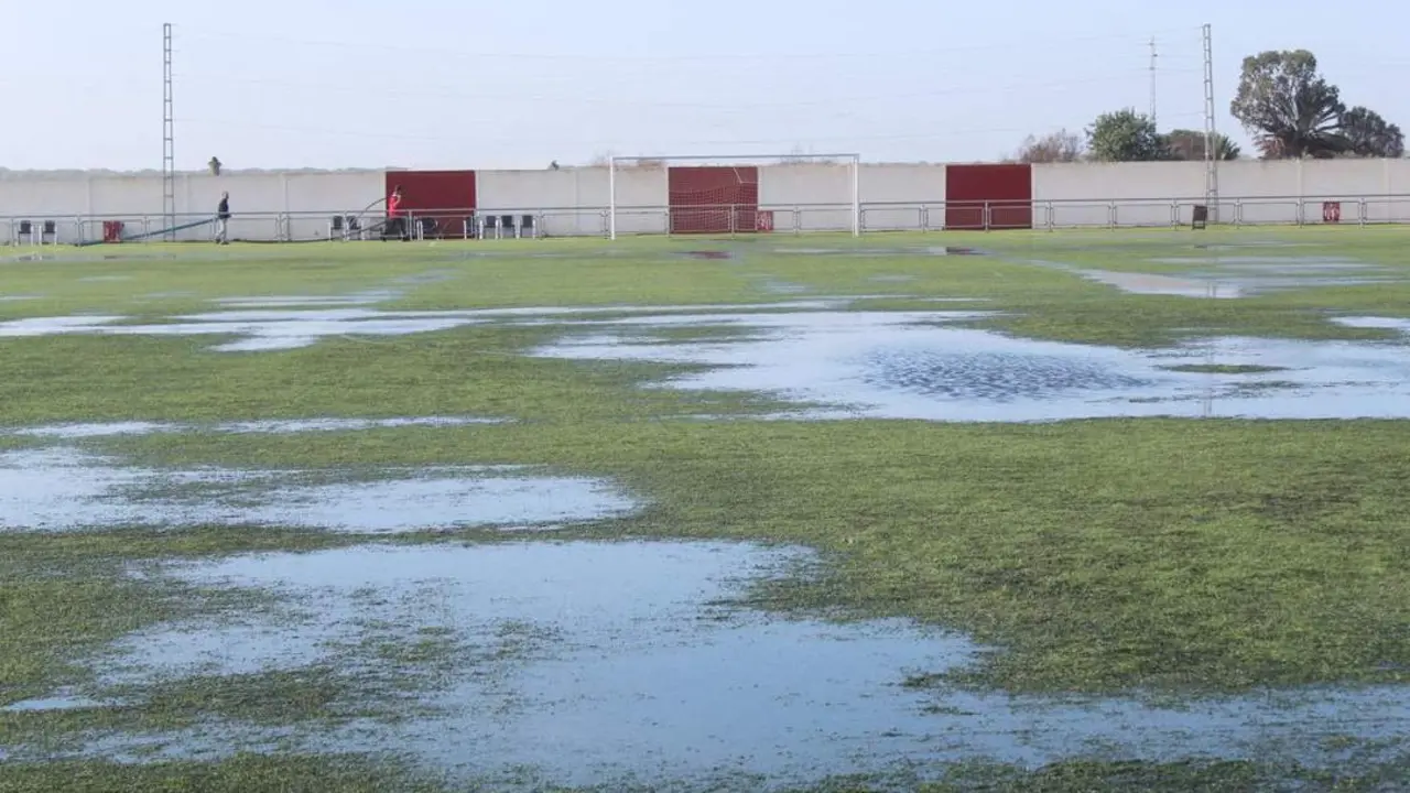 El Doro Stadium recibi&oacute; mucha agua durante la madrugada previa al partido - Ra&uacute;l J. Bustillos