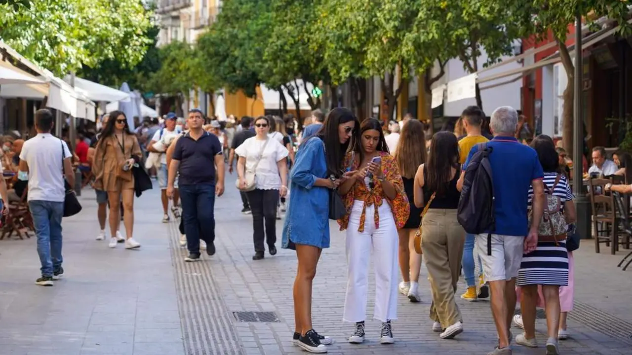 Turistas por el entorno de la Catedral de Sevilla. - Europa Press