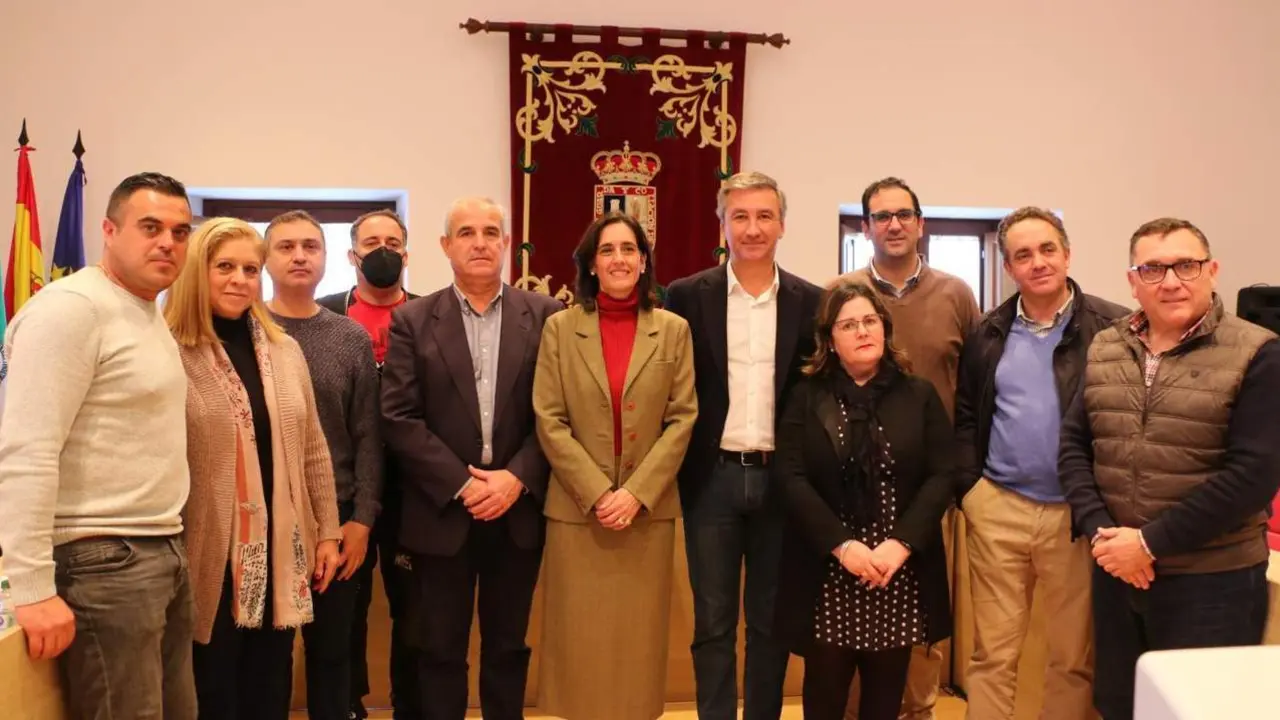 Los representantes municipales con Susana Cayuelas y Asunci&oacute;n Llamas. - AYTO DE SALTERAS