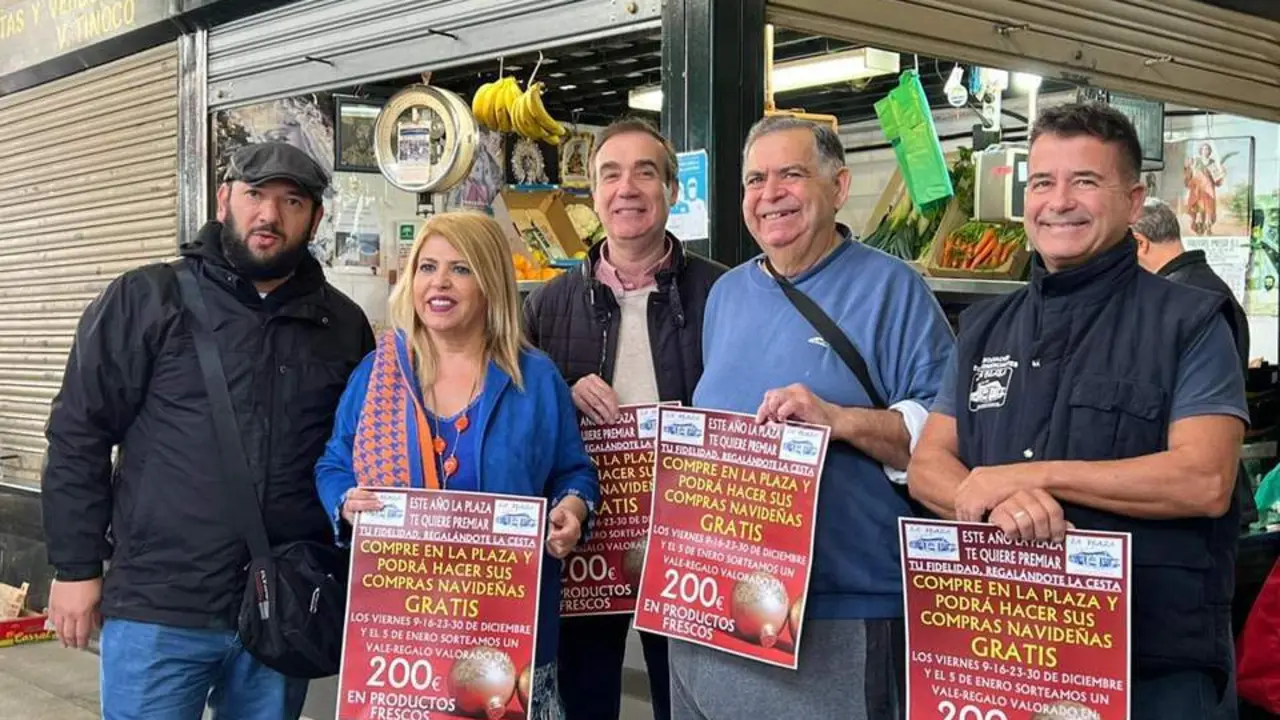 La alcaldesa de Jerez, Mamen S&aacute;nchez, con la Asociaci&oacute;n de Comerciantes Mercado de Abastos &lsquo;La Plaza&rsquo;, durante la presentaci&oacute;n de la campa&ntilde;a navide&ntilde;a. - VIVA