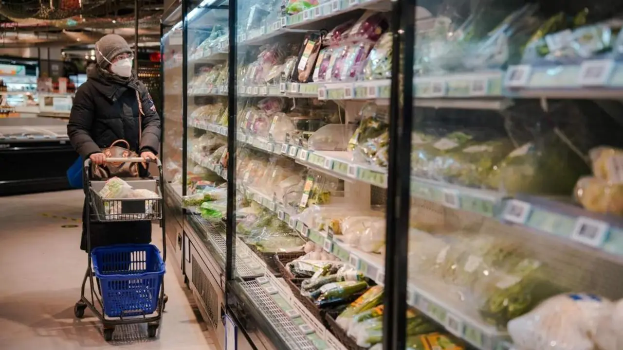 Ciudadana china en un supermercado. - EFE