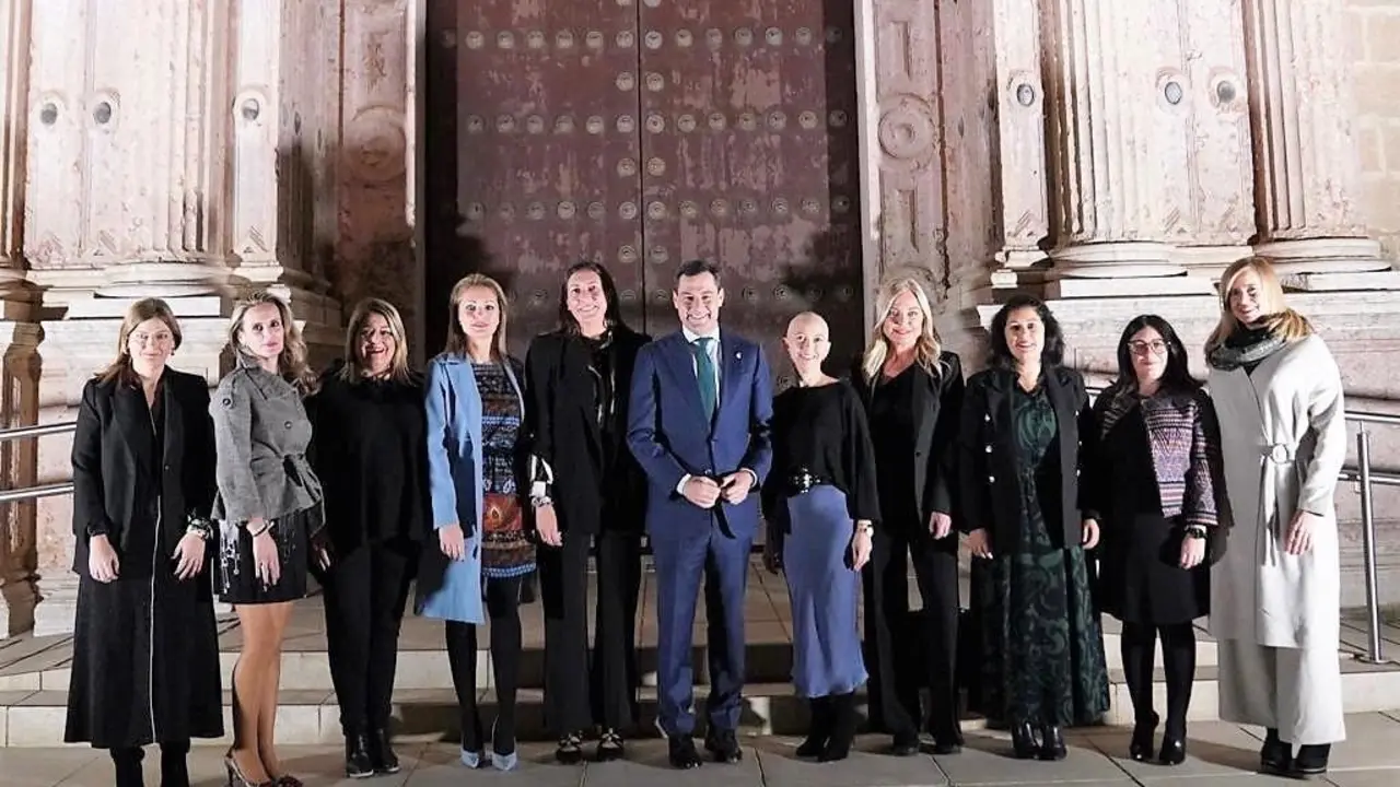 El presidente de la Junta, Juanma Moreno, junto a la consejera de Igualdad, Loles L&oacute;pez. - Junta