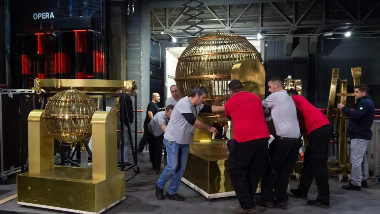 Desplazando uno de los bombos del Sorteo Extraordinario de Navidad. - Europa Press