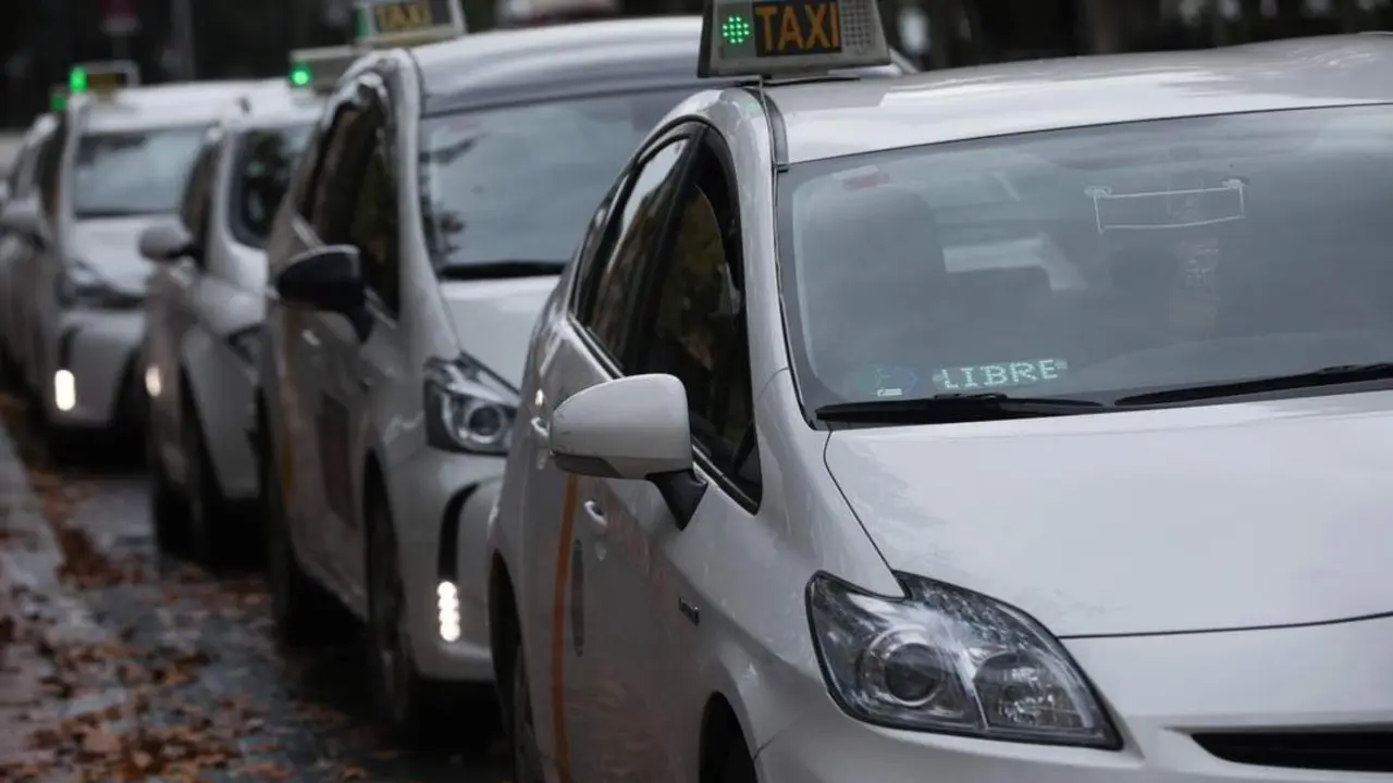 Varios taxis esperan turno en una parada. - EP