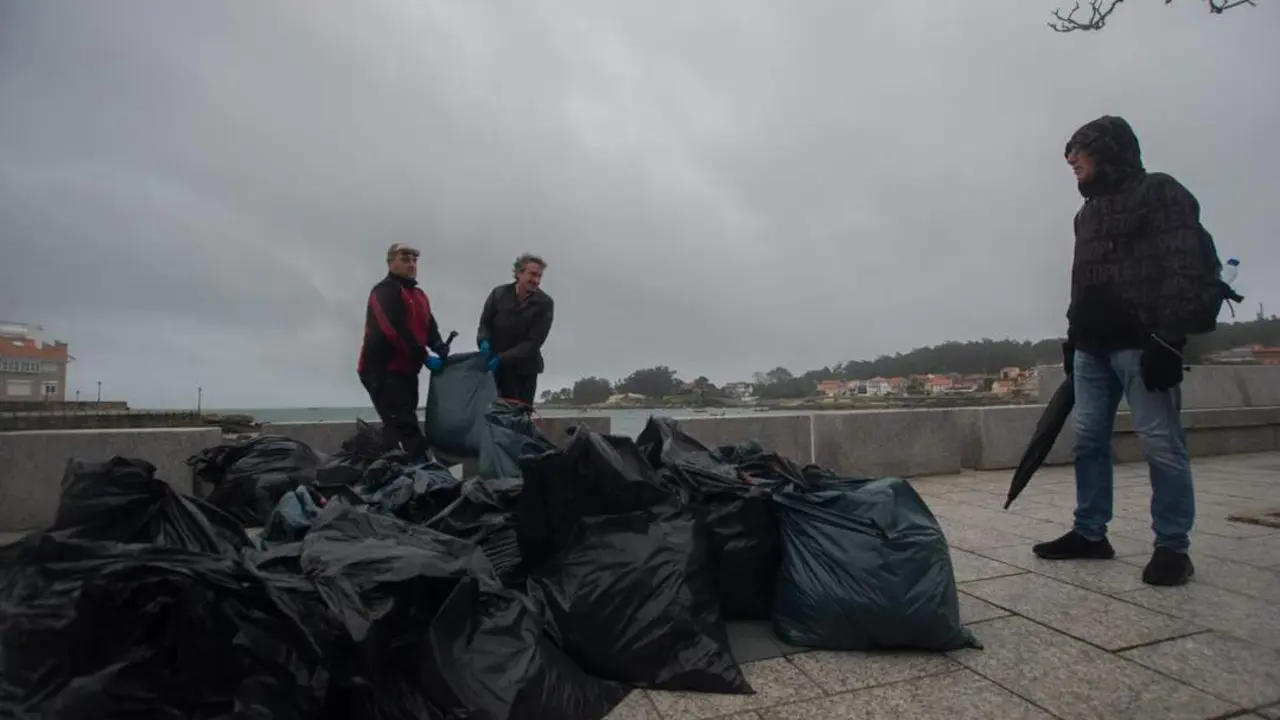 Varias bolsas con los restos de chapapote. - Europa press