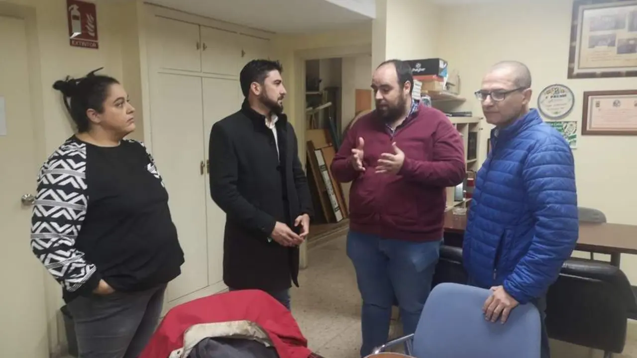 El candidato de IU, Ismael S&aacute;nchez, con representantes de la entidad. - CANDIDATURA IU