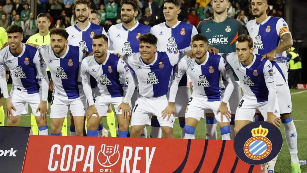Lazo, el tercero por la izquierda y por abajo - RCDE