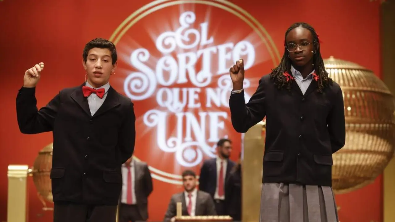 Cantando un quinto premio. - EFE/ Javier Liz&oacute;n