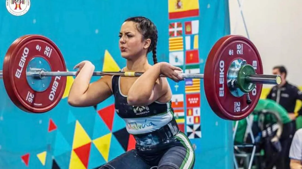 Julia Gal&aacute;n, una de las levantadoras del Club Halterofilia Sanl&uacute;car - CHS