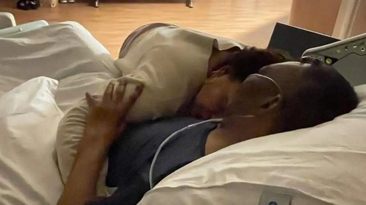 Pel&eacute;, abrazo por una de sus hijas en el hospital. - Kely Nascimento