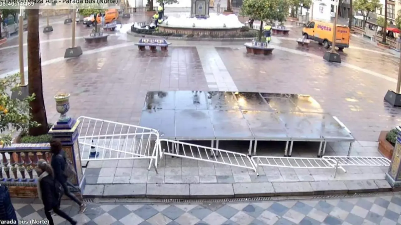 La fuente de la Plaza Alta, llena de espuma. - A. I.