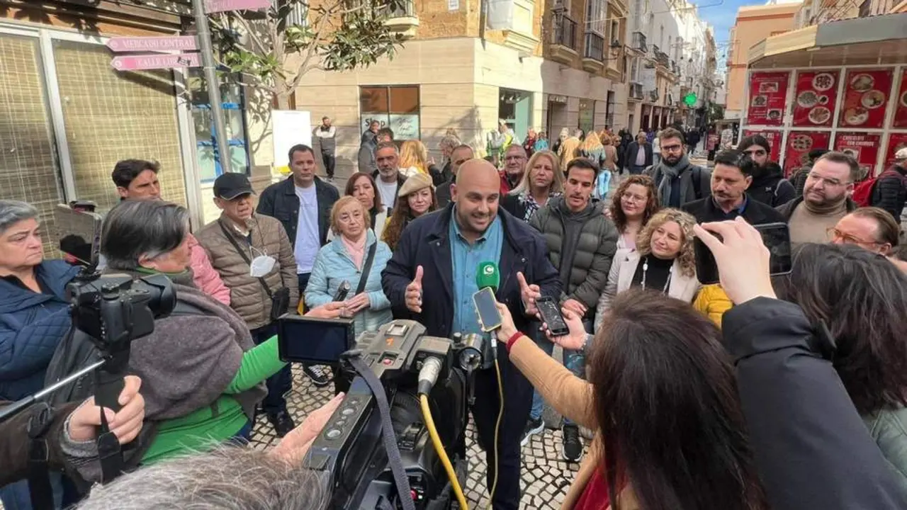 Eugenio Belgrano, l&iacute;der de Ahora C&aacute;diz, anunci&oacute; en la Plaza de las Flores que concurrir&aacute; a las elecciones municipales de mayo de 2023. - VIVA