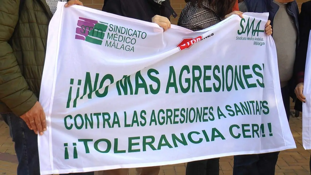 Denuncian la indefensi&oacute;n de un m&eacute;dico que tuvo que huir al coche, tras recibir una patada