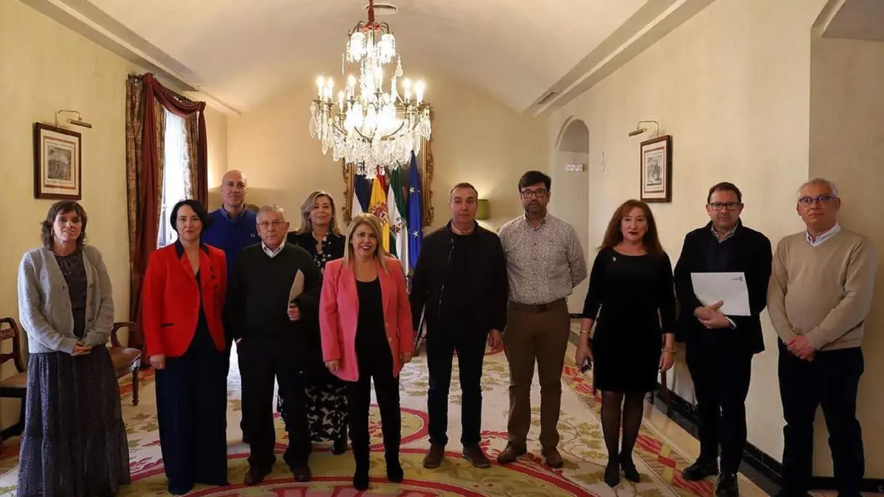La alcaldesa de Jerez, con representantes del sector tur&iacute;stico. - VIVA