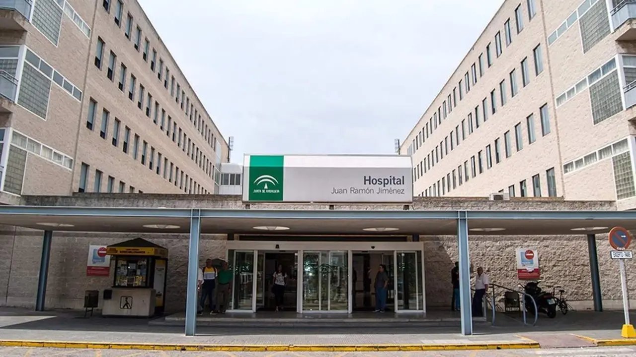 Entrada del Hospital Juan Ram&oacute;n Jim&eacute;nez - 