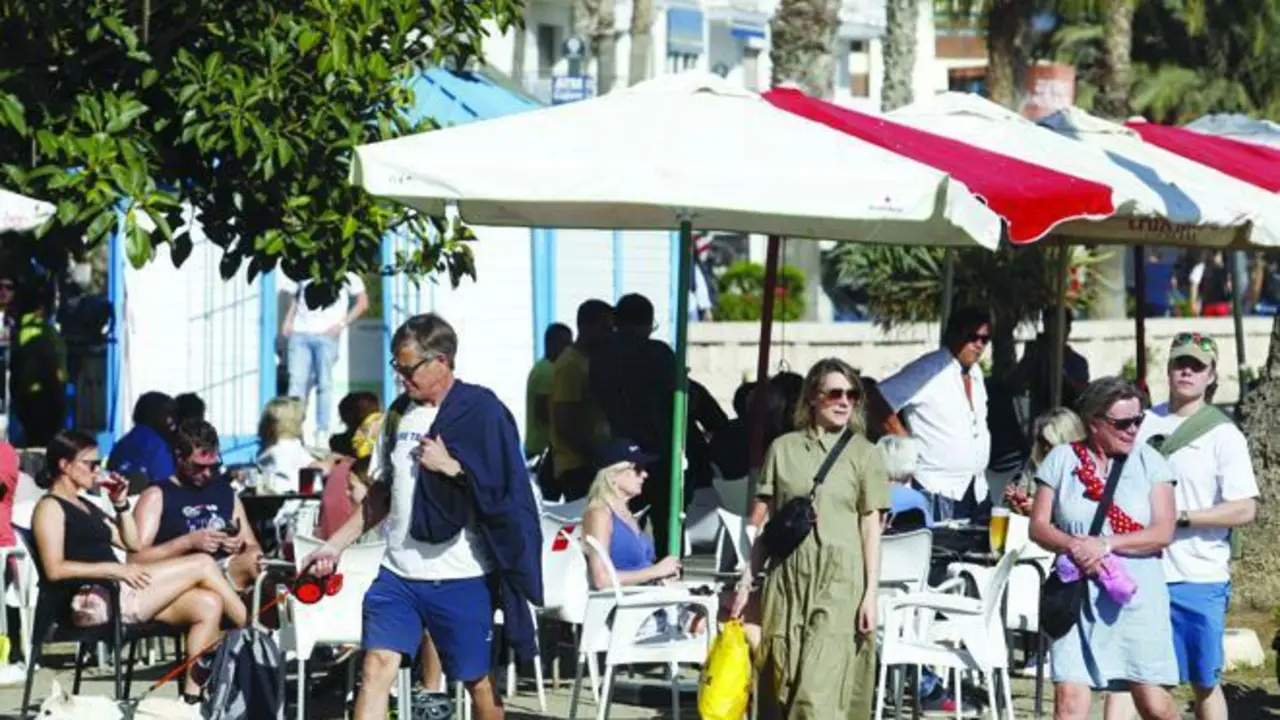 Turistas de invierno en M&aacute;laga. - &Aacute;lex Zea/EP
