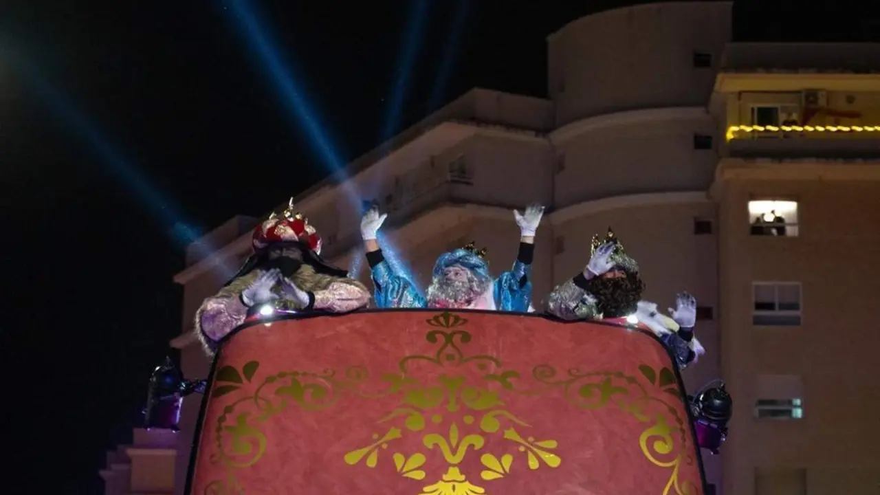 Los Reyes Magos en un autob&uacute;s descapatoble en San Fernando. - Ayuntamiento