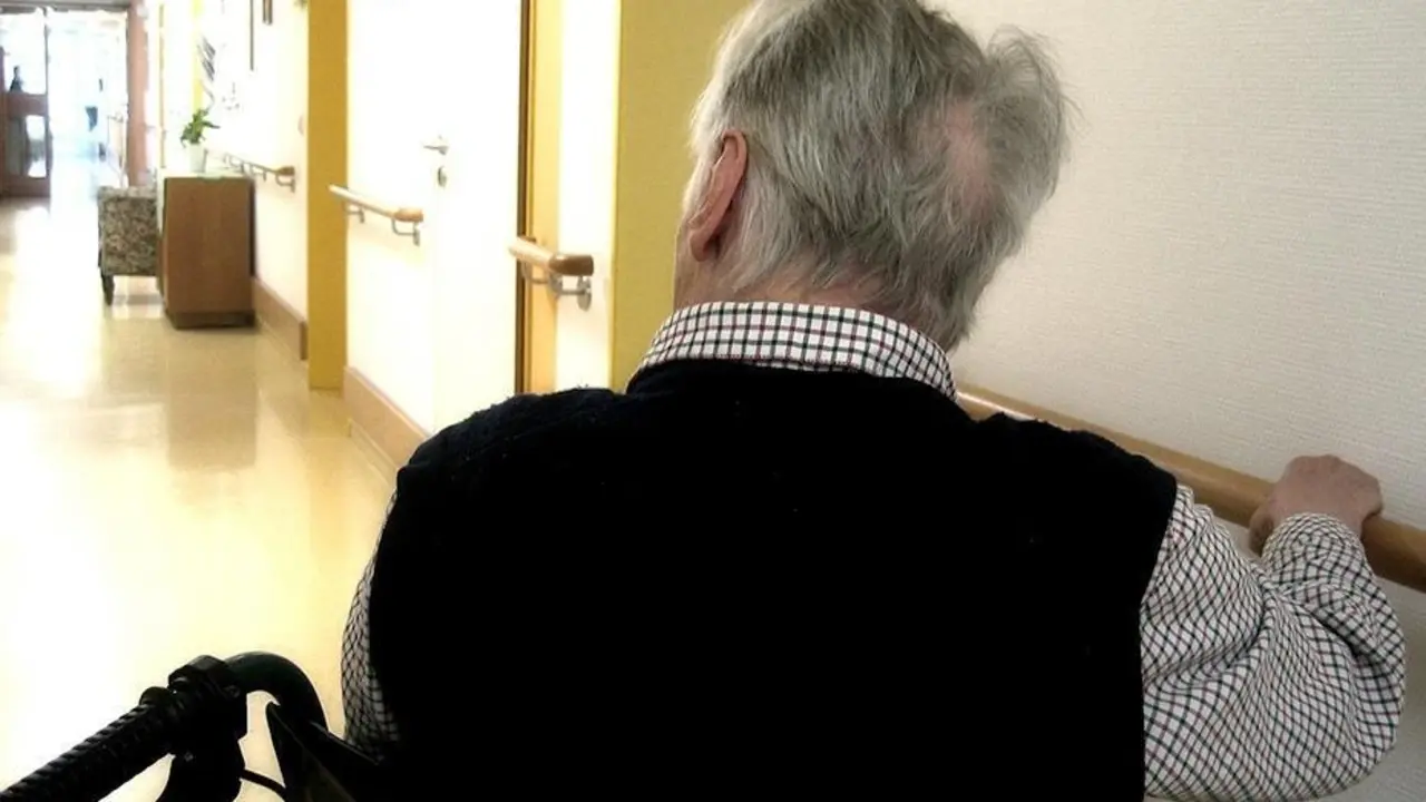 Una persona en silla de ruedas se desplaza por los pasillos de una residencia de mayores. - EP