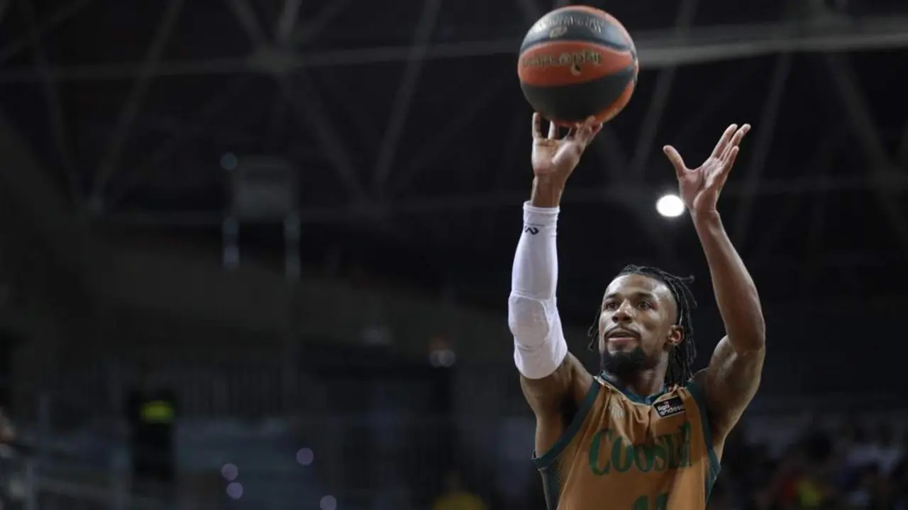 Shannon Evans, base estadounidense del Betis, encesta un tiro libre. - EFE