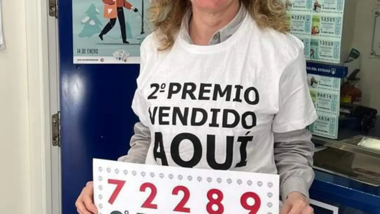 La responsable del despacho de loter&iacute;a de Guillena. - EFE