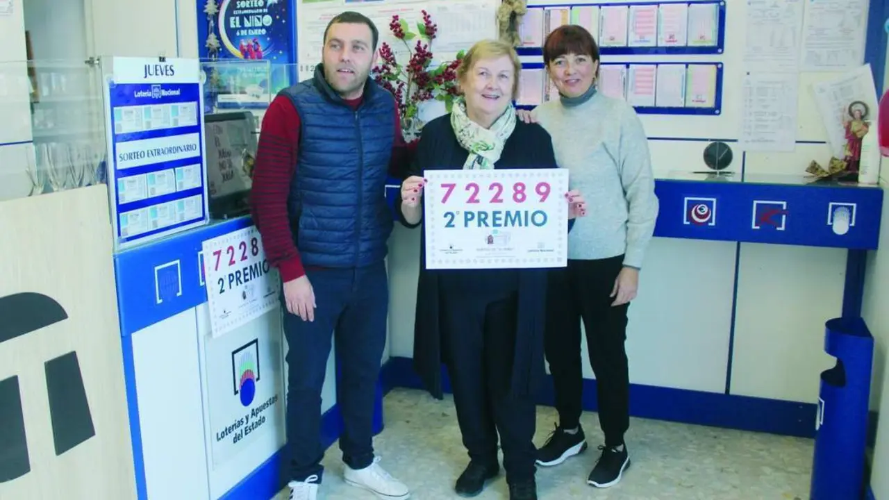 Mar&iacute;a Dolores Rodr&iacute;guez Gal&aacute;n, portando el n&uacute;mero agraciado en Bonanza - Ra&uacute;l J. Bustillos
