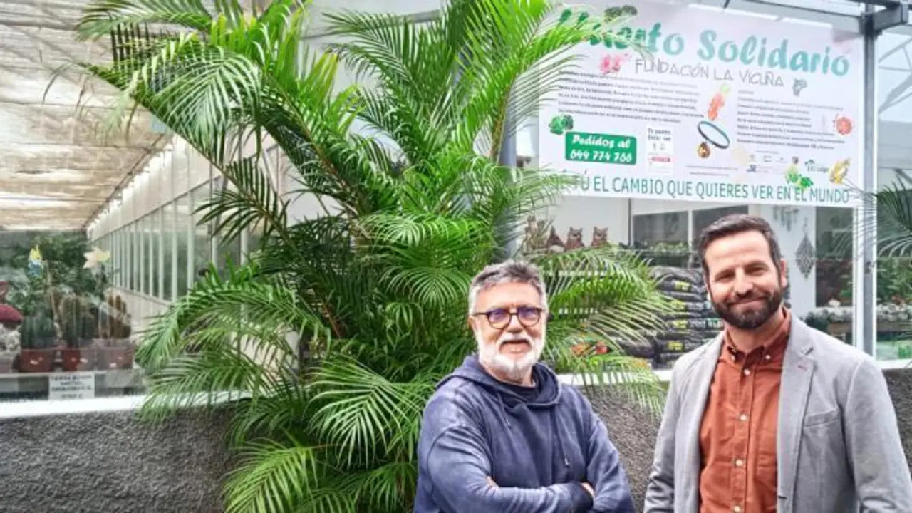 Casimiro junto a Botella.  - Viva. 