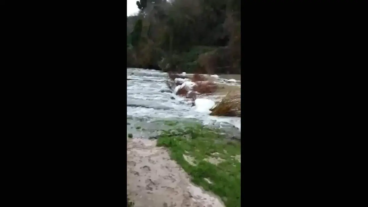 Denuncian otro vertido contaminante en el cauce del Guada&iacute;ra