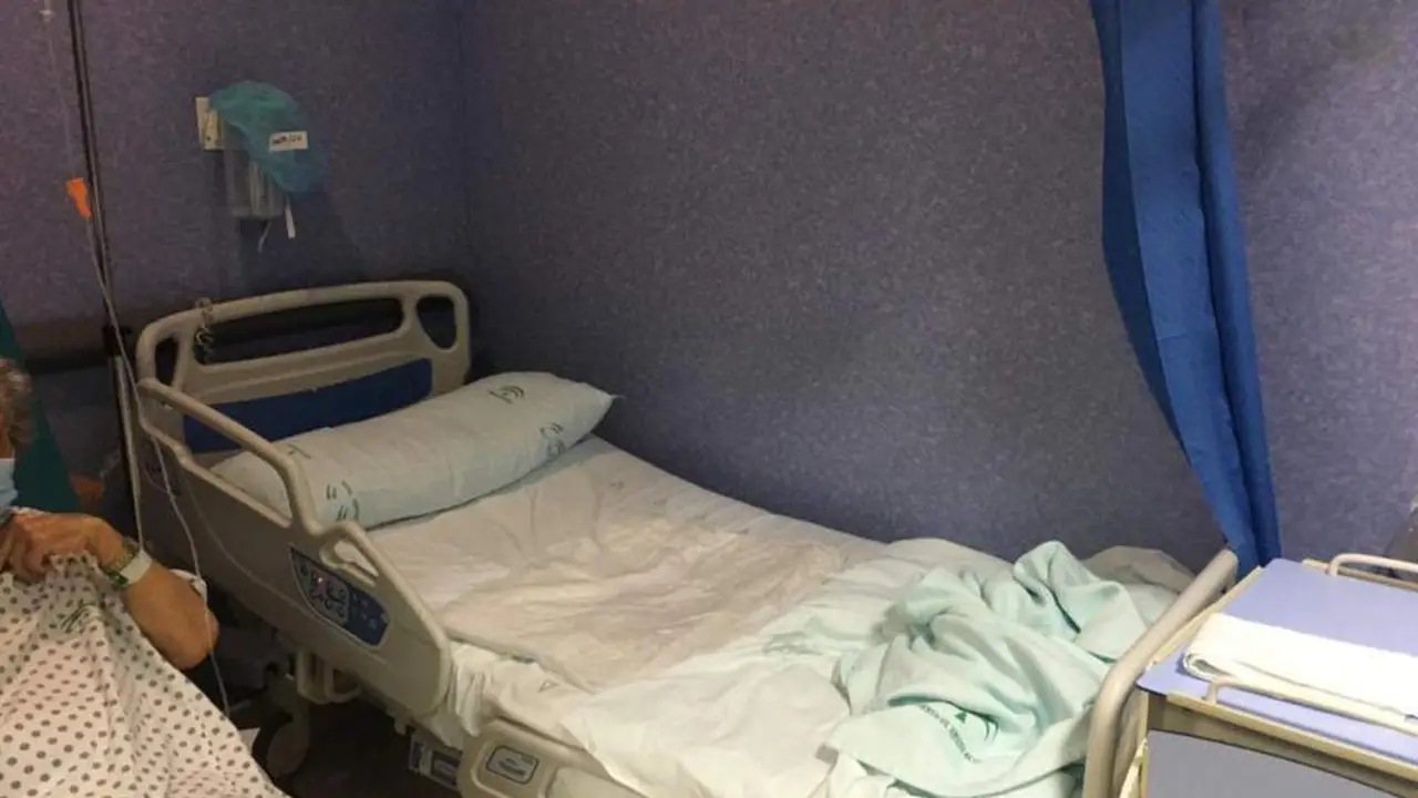 Carmen (93 a&ntilde;os) en la habitaci&oacute;n del Punta de Europa. - AI