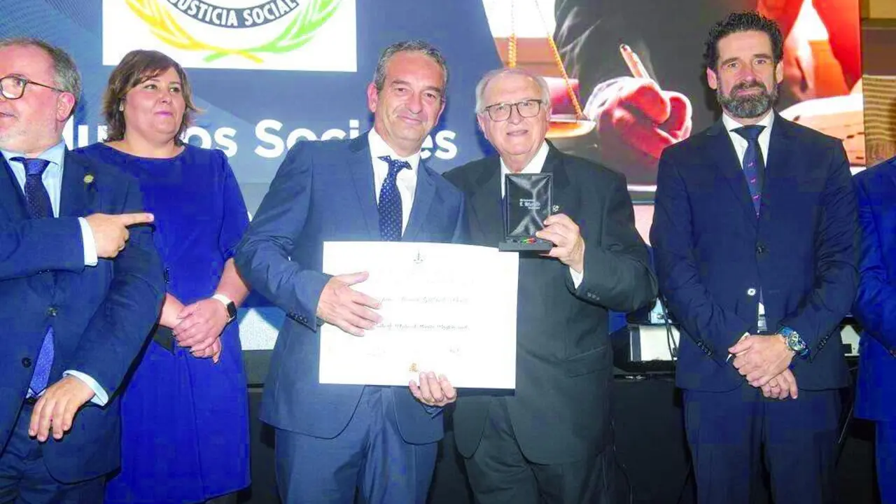 Juan Manuel Gallardo, Medalla de Plata al M&eacute;rito Profesional. - 