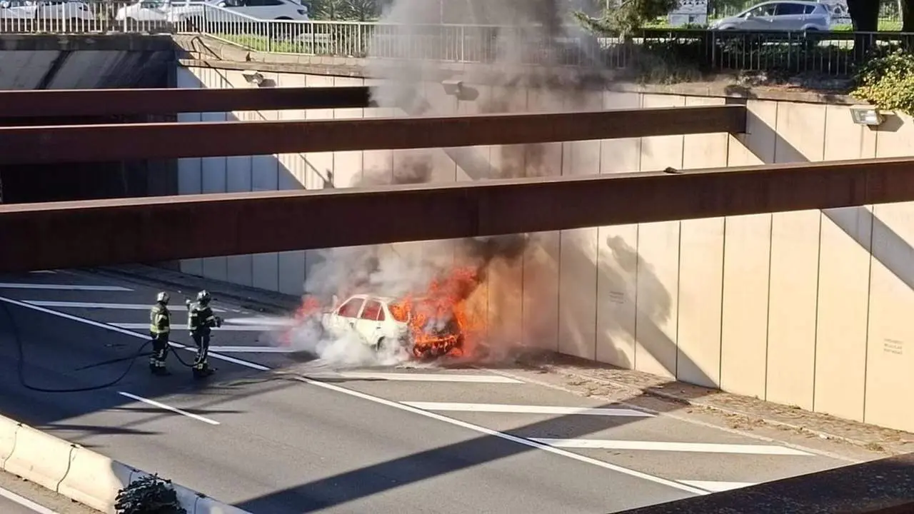 Coche ardiendo en el subterr&aacute;neo de la Ronda Urbana Norte. - NRA / CEDIDA