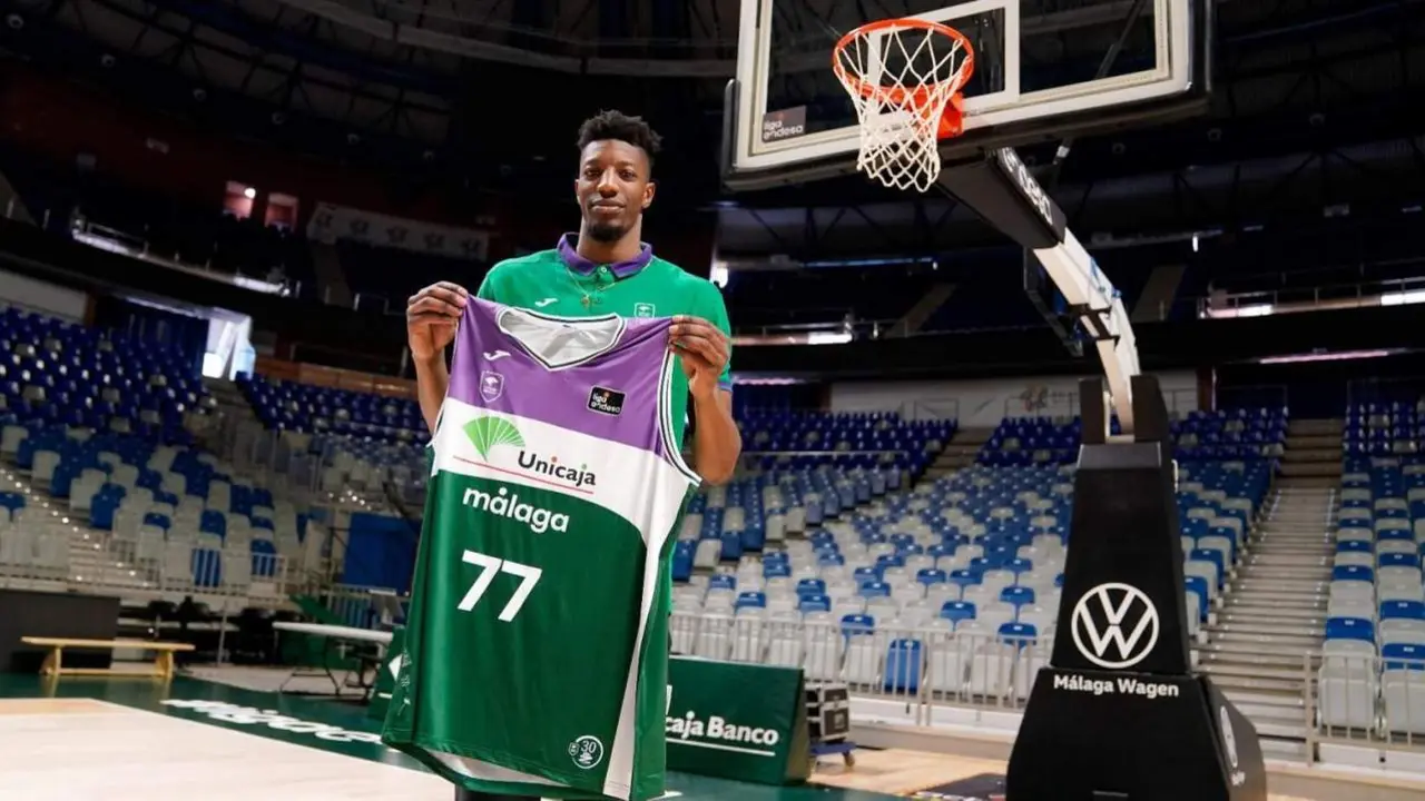 Yankuba Sima posa con el '77' del Unicaja. - UNICAJA CB PHOTOPRESS