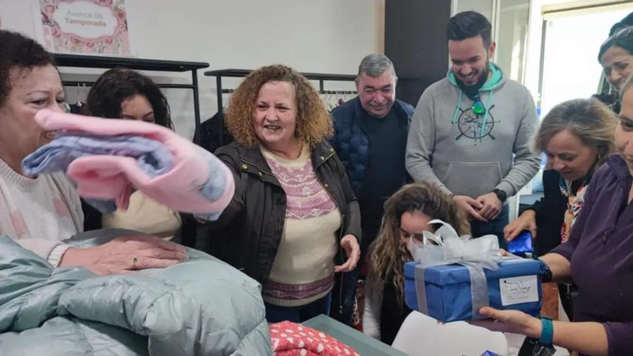 Entrega del &Aacute;rbol de los Regalos'. - Barriento