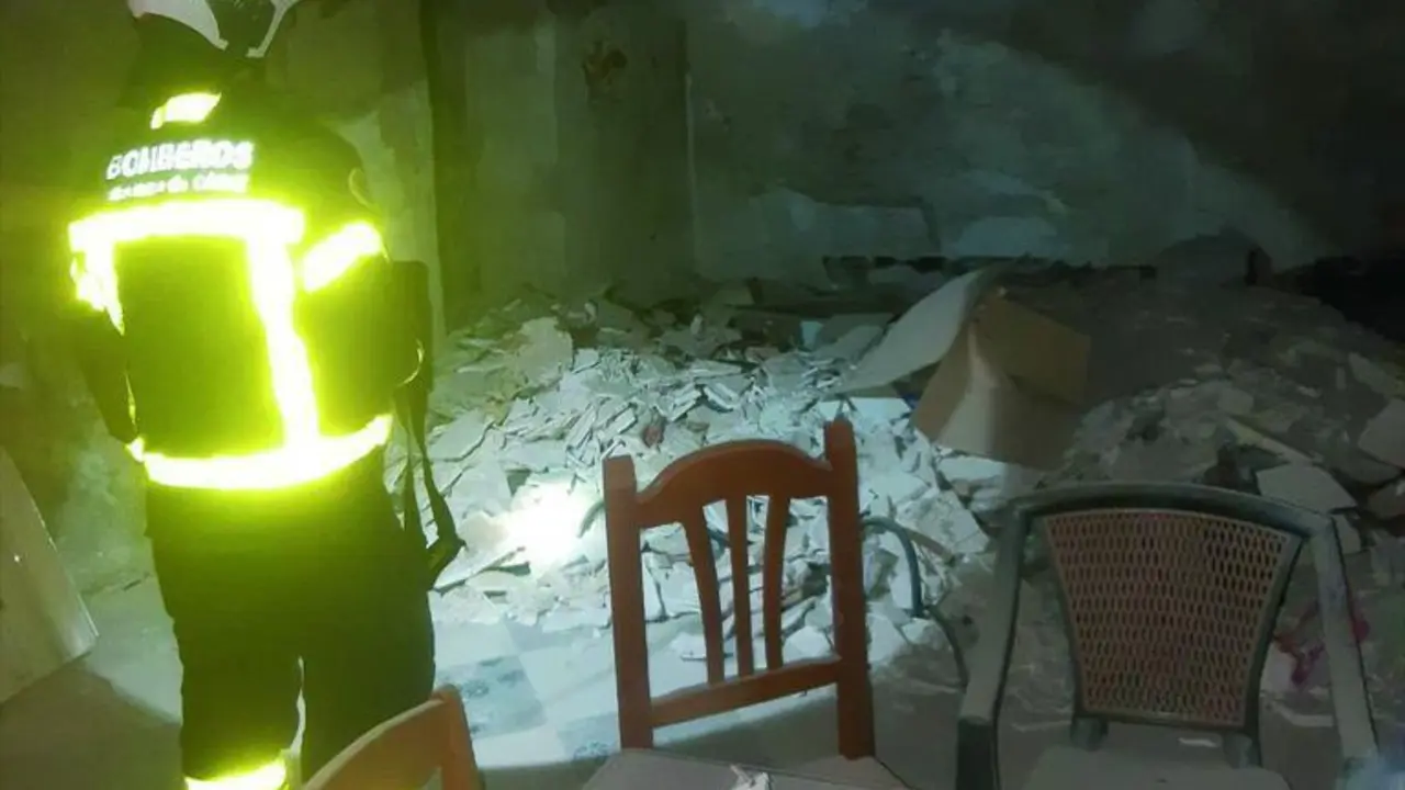 Efectivos inspeccionando la finca siniestrada.  - Consorcio de Bomberos.