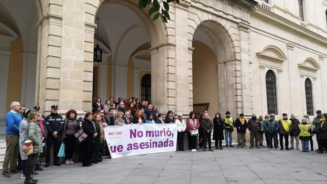 Minuto de silencio en el Ayuntamiento por el segundo crimen. - AYTO SEVILLA
