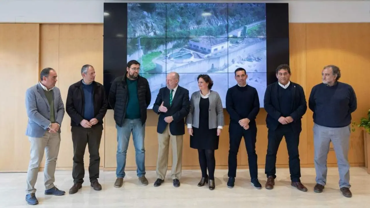Villalobos y Regla Mart&iacute;nez con los alcaldes. - DIPUTACI&Oacute;N DE SEVILLA