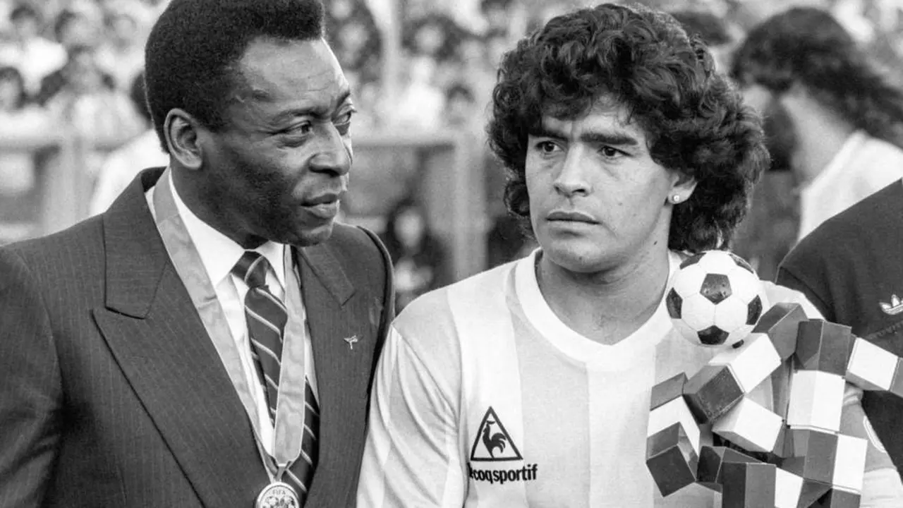 Pel&eacute; junto a Maradona en un partido de Italia 90. - EFE