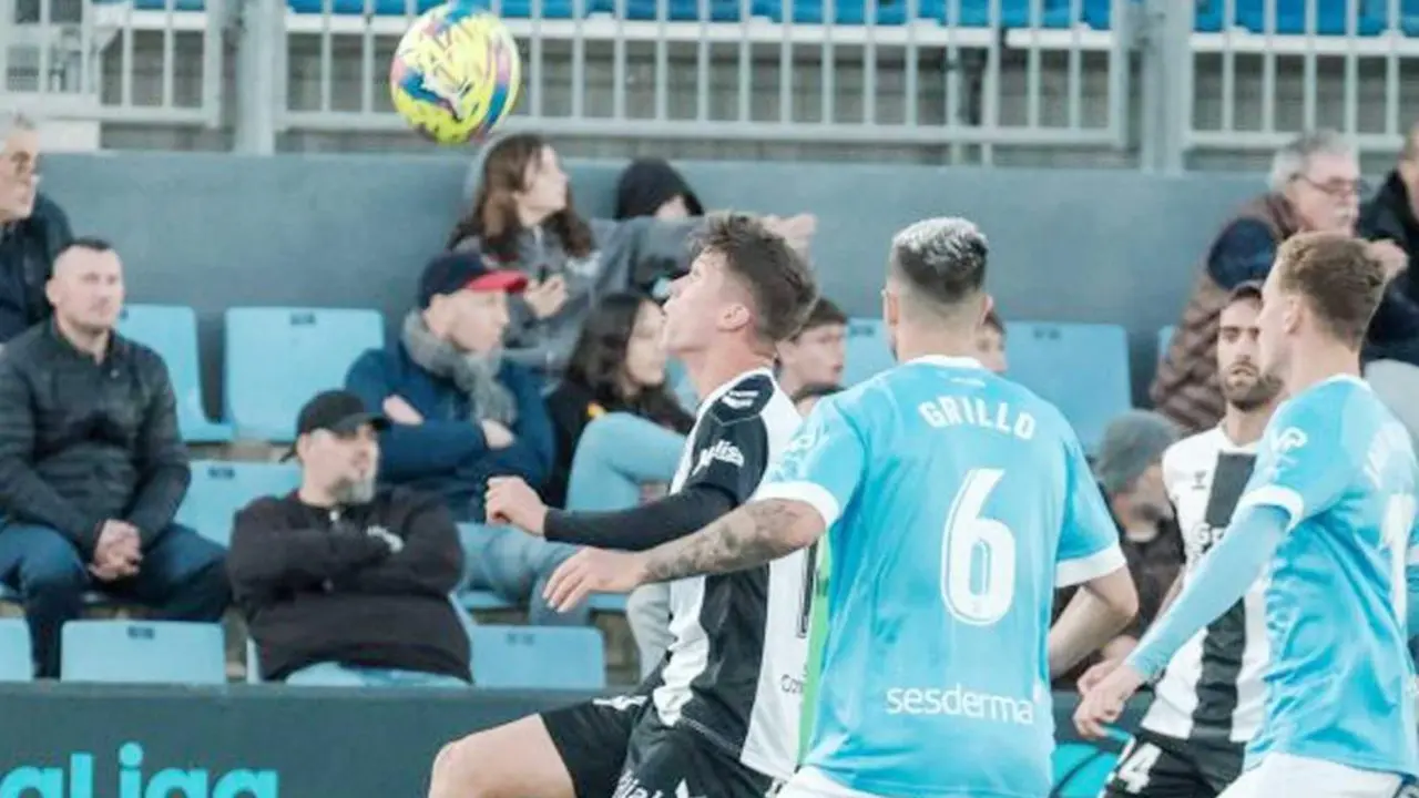 Marc Cardona es presionado por dos jugadores del Ibiza - LLSB