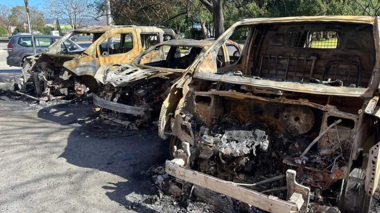 Veh&iacute;culos calcinados en San Jos&eacute; Artesano. - A.B.