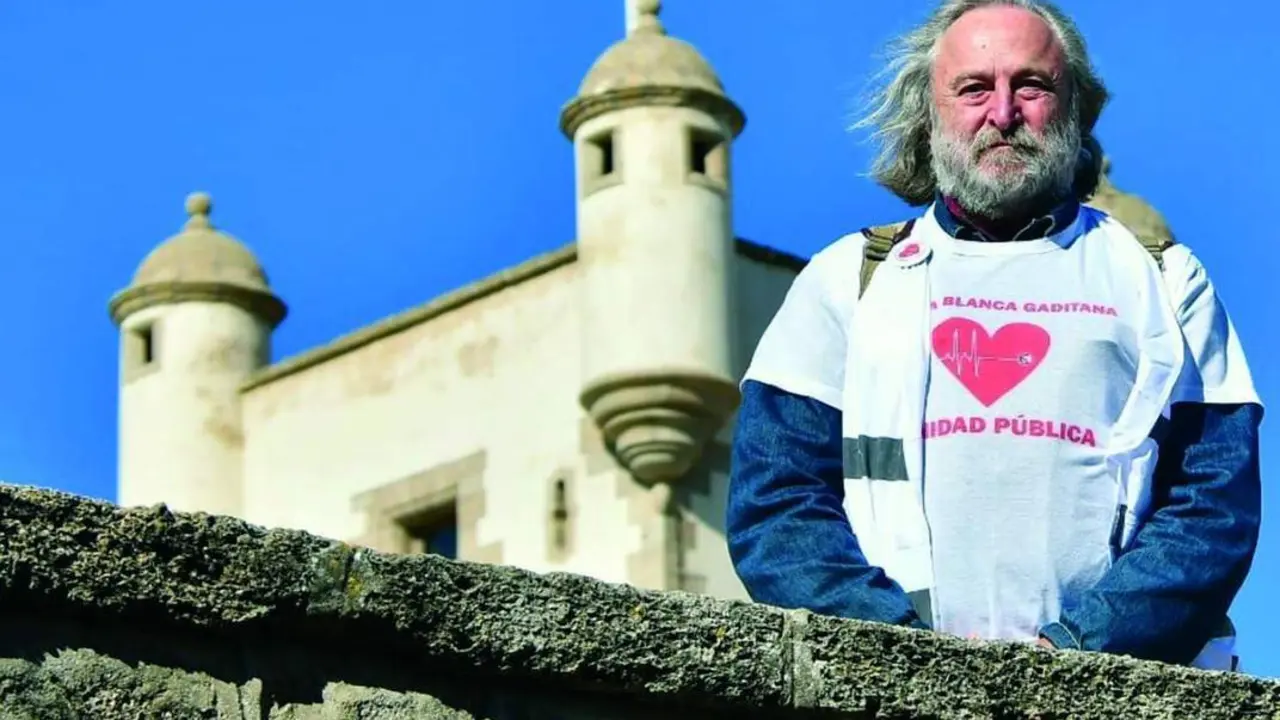El portavoz de Marea Blanca Gaditana, Antonio Vergara, antes de iniciar la manifestaci&oacute;n en C&aacute;diz el s&aacute;bado pasado. - Eulogio Garc&iacute;a