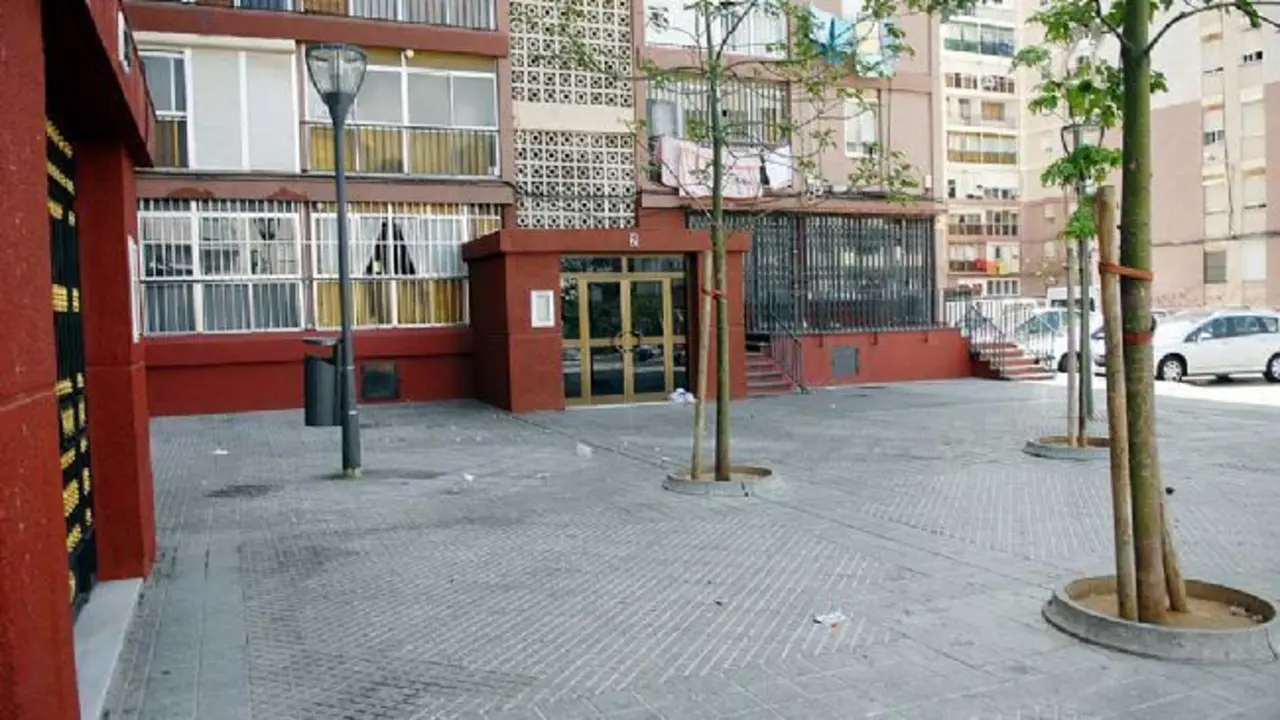 La agresi&oacute;n se produjo a las puertas del n&uacute;mero 10 de la calle Marinero en Tierra. - Eloy Coss