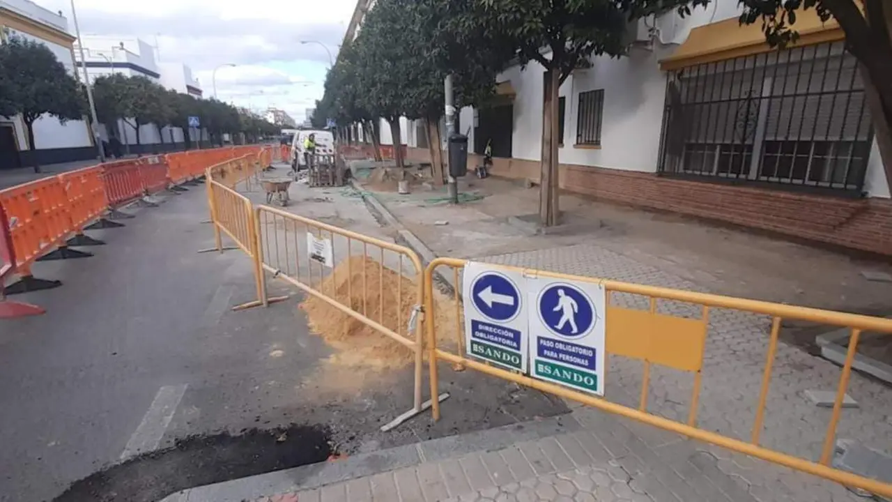 Obras en el acerado de la calle Almirante Topete de Sevilla. - Ayto
